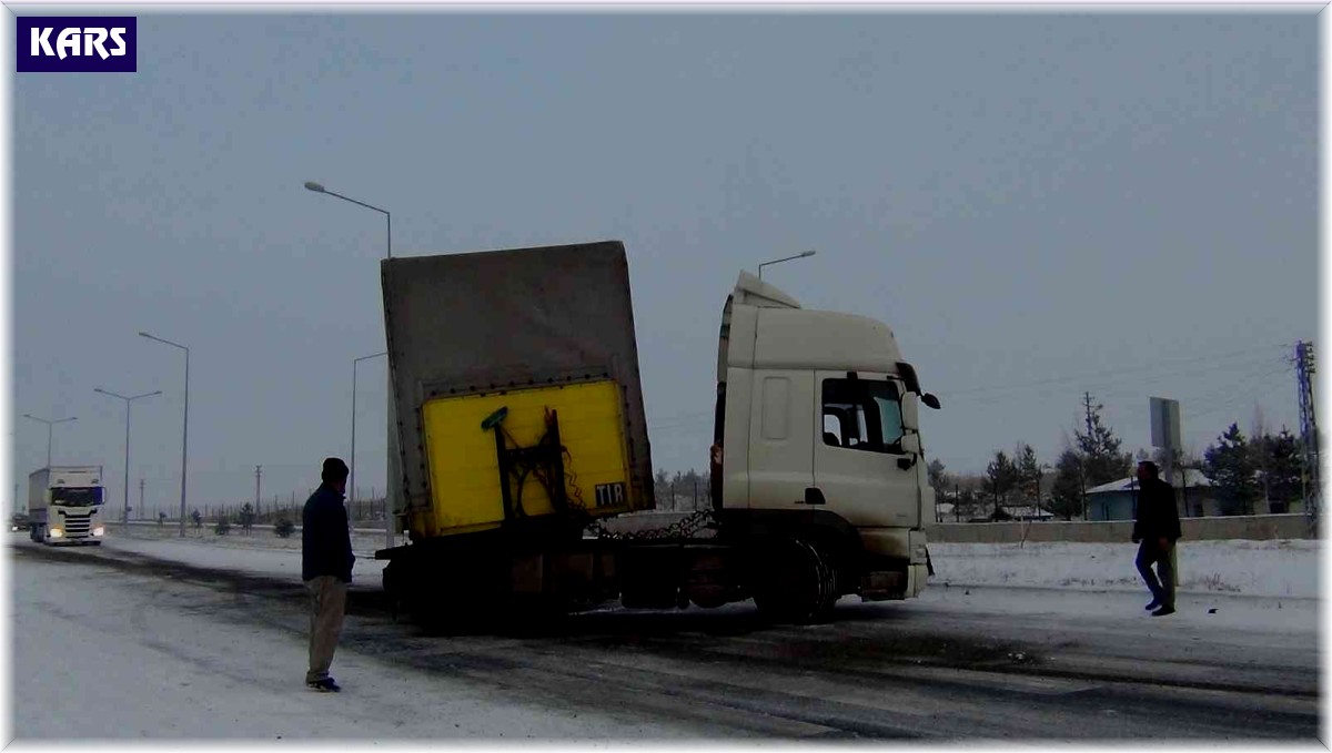 Kars'ta kayan tır refüje çıktı, tırlar yollarda kaldı