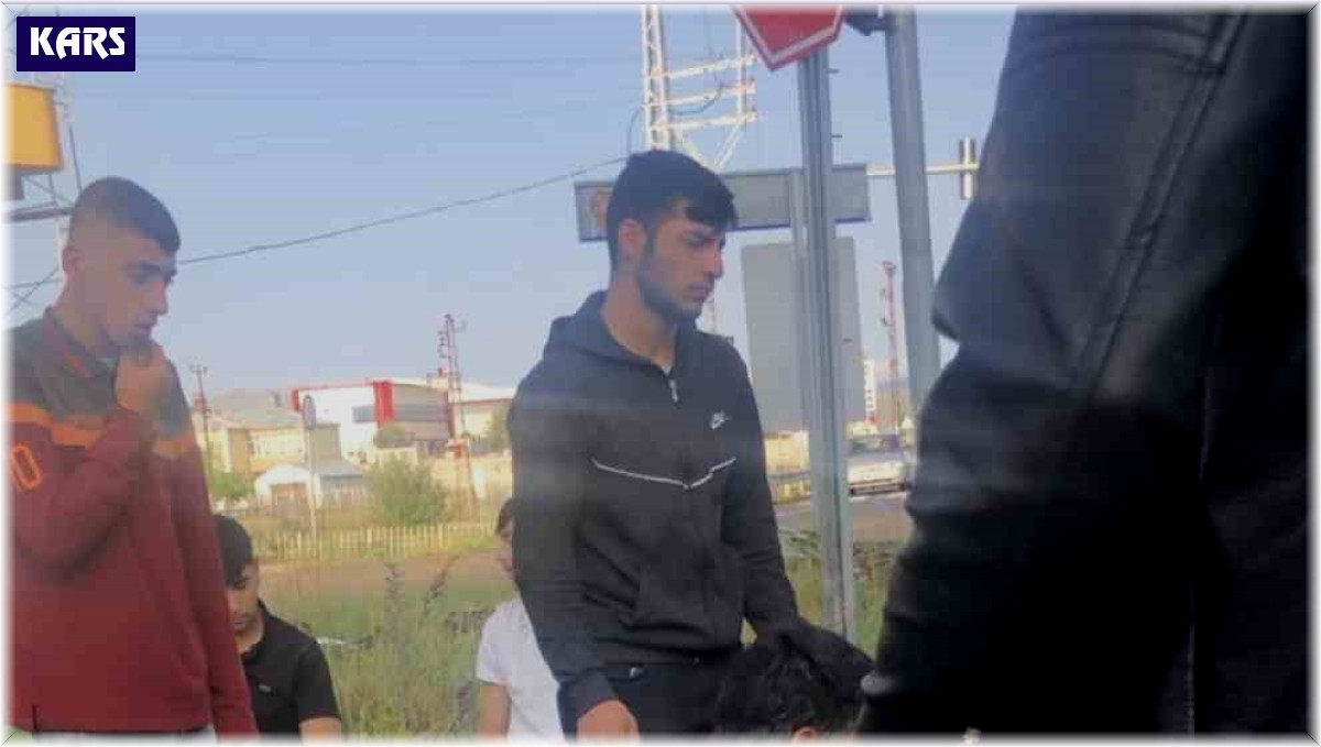 Kars'ta kazada can pazarı... Minibüsle otomobil çarpıştı: 3'ü ağır 8 yaralı