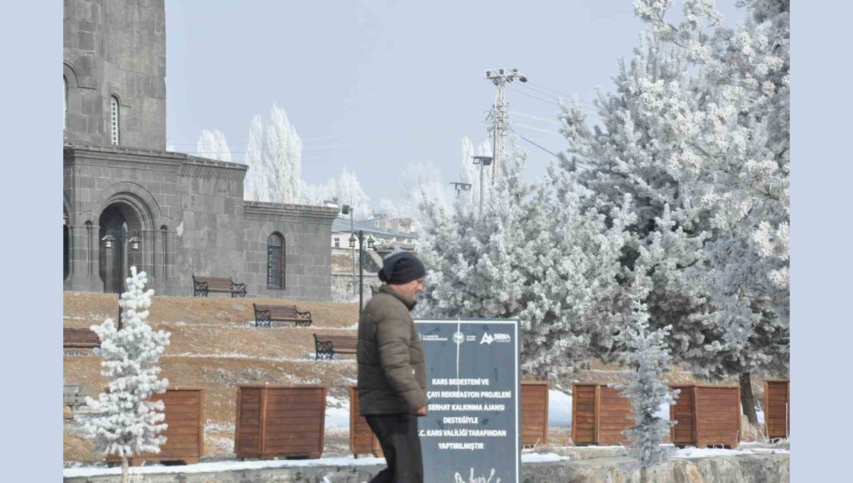 Kars'ta kırağı manzarası mest etti