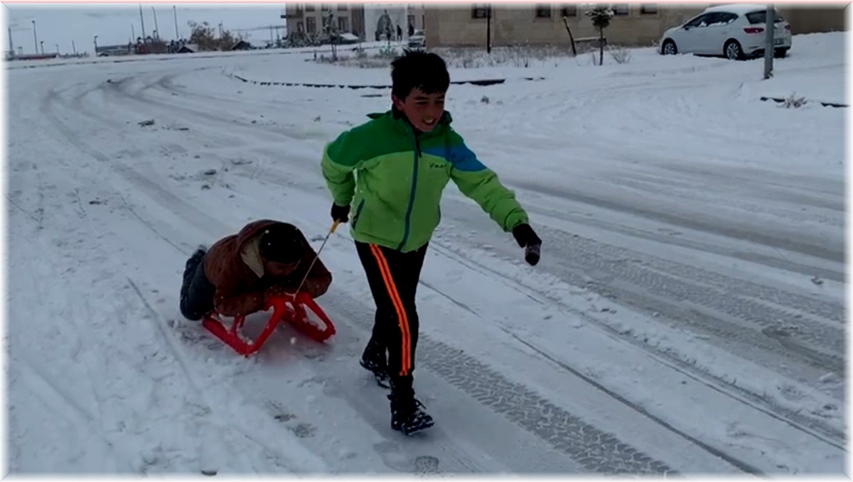Kars'ta kızağını kapan çocuklar kaymaya koştu
