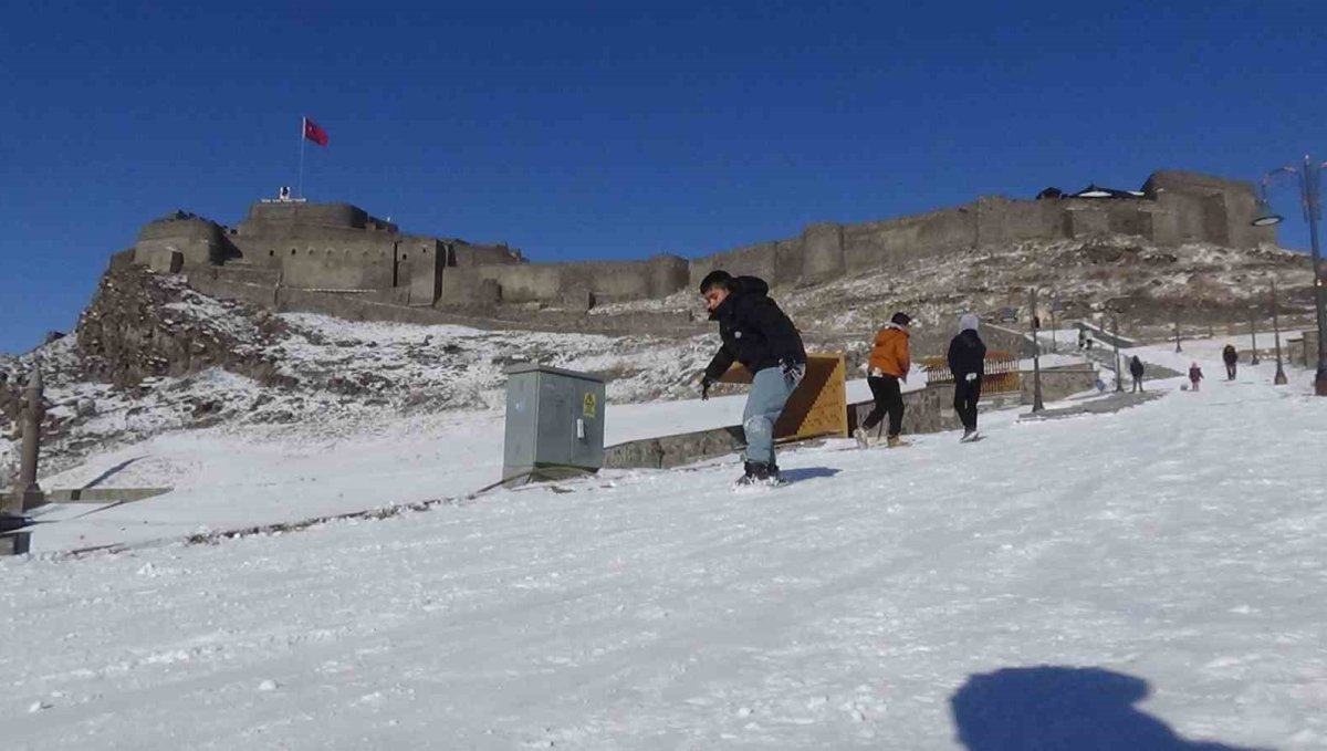 Kars'ta kızağını kapan kale yokuşuna koştu