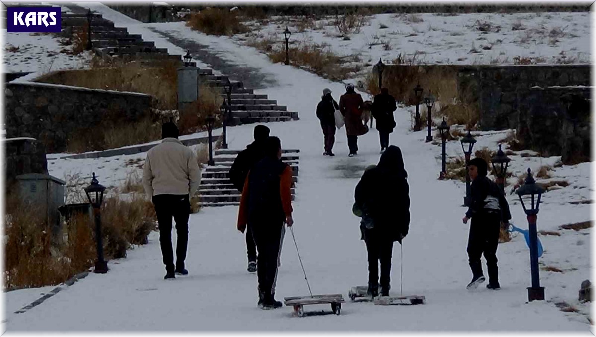 Kars'ta kızaklarını kapan çocuklar yokuşlara koştu