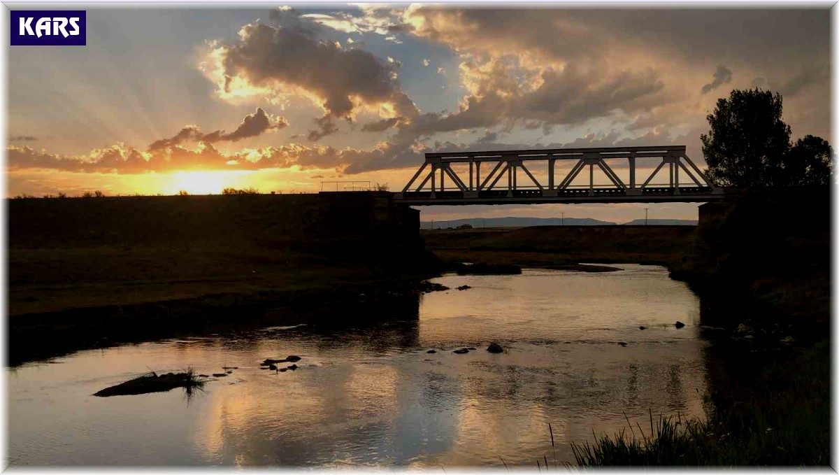 Kars'ta kızıla bürünen gökyüzü mest etti