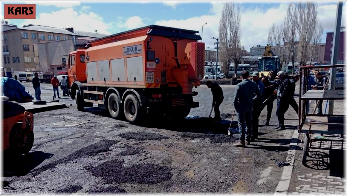 Kars'ta köstebek yuvasına dönen yollara yamalı önlem