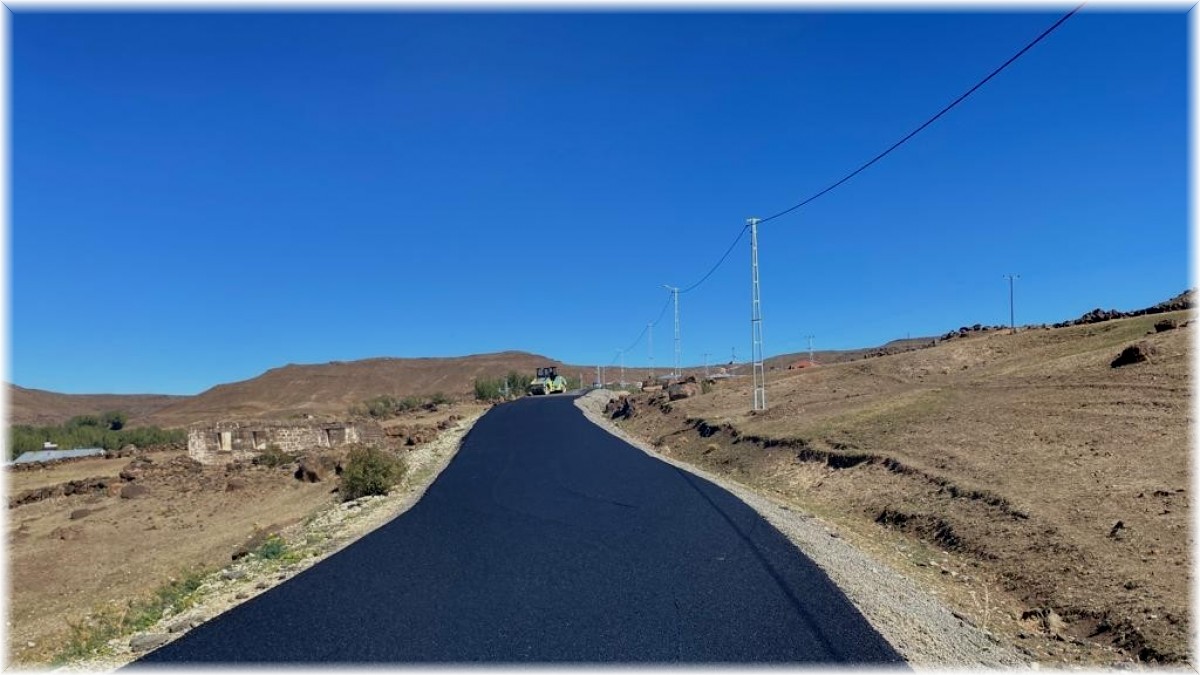 Kars'ta köy yolları sıcak asfalt oluyor