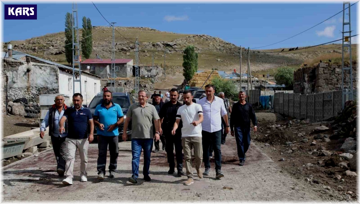 Kars'ta köy yollarına kilitli parke taş yapılıyor