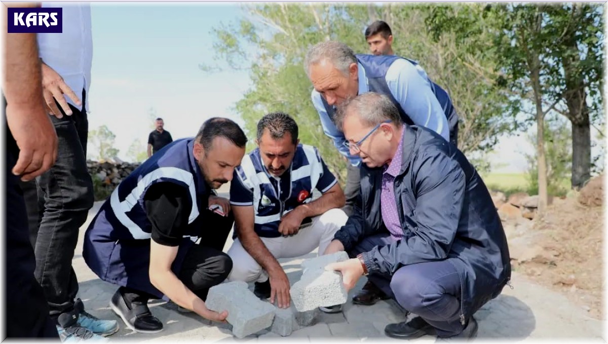 Kars'ta köy yollarına parke kilitli taş döşeniyor