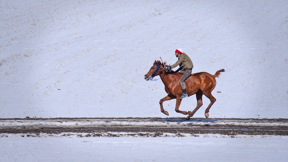 Kars'ta köyler arası kar üzerinde düzenlenen at yarışı renkli geçti