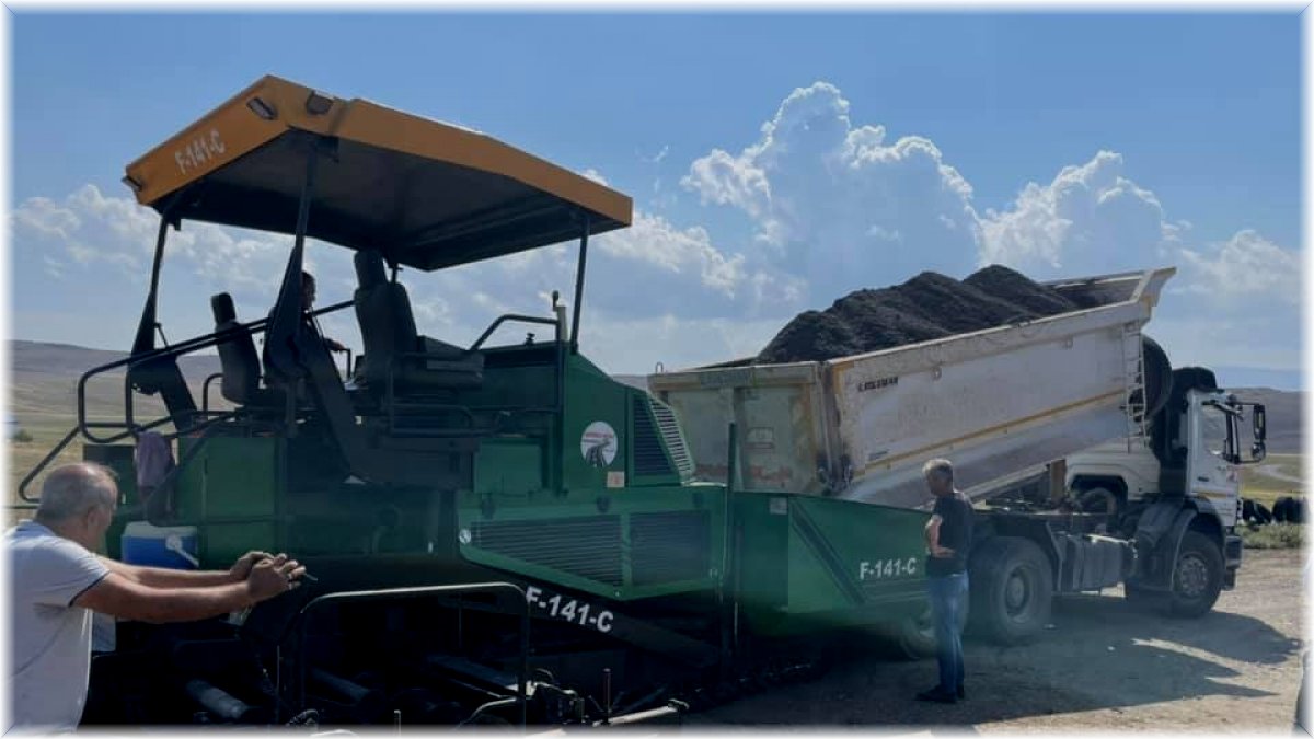 Kars'ta köyler beton yollara kavuşuyor