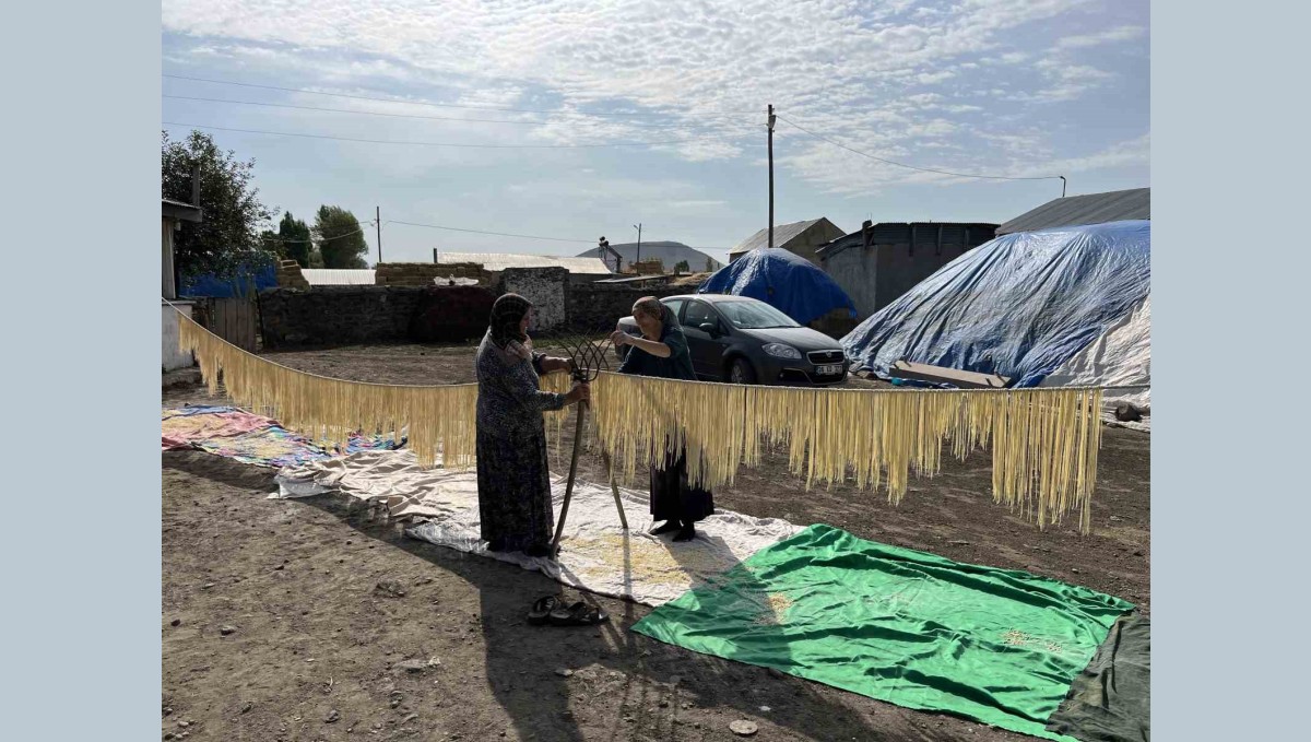 Kars'ta köylü kadınlar imece usulü erişte kesiyor