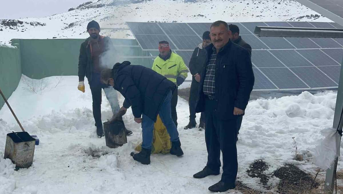 Kars'ta köylüler, içmesuyu için kurdukları GES sitemlerinin karını imece usulü temizliyor