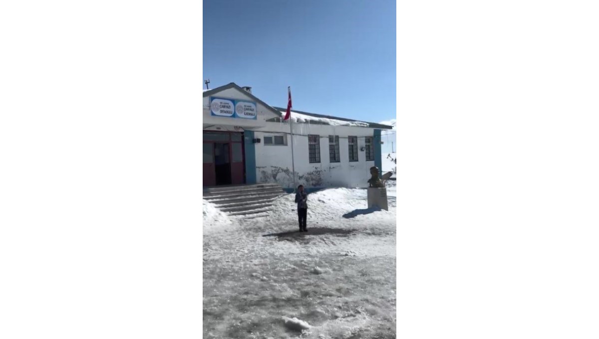 Kars'ta küçük yürekten büyük gurur: 2. sınıf öğrencisi İstiklal Marşı'nın 10 kıtasını ezbere okudu, video viral oldu