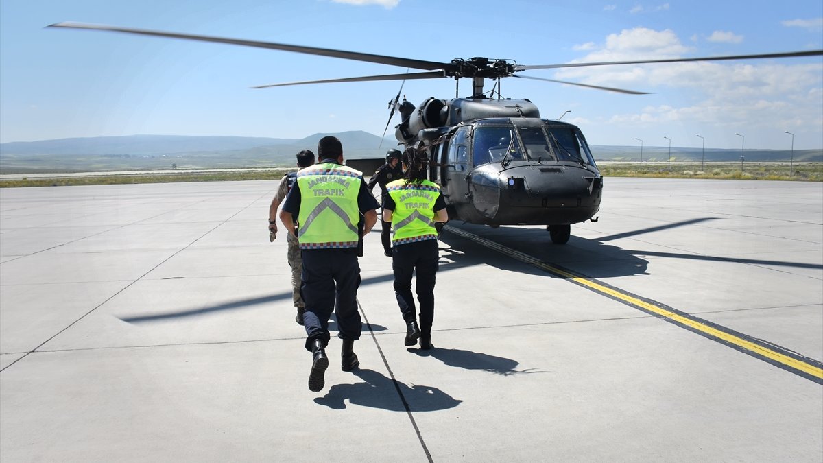 Kars'ta Kurban Bayramı trafiği helikopterle denetlendi