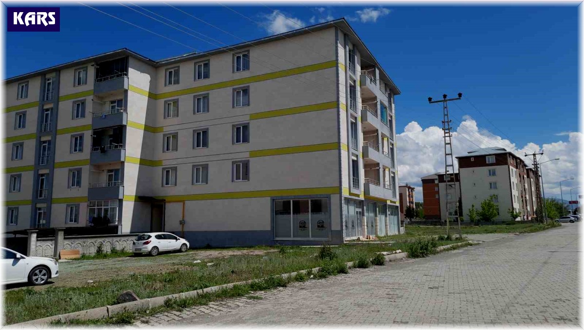 Kars'ta mahallede kadın kıyafetiyle gezen erkek iddiası