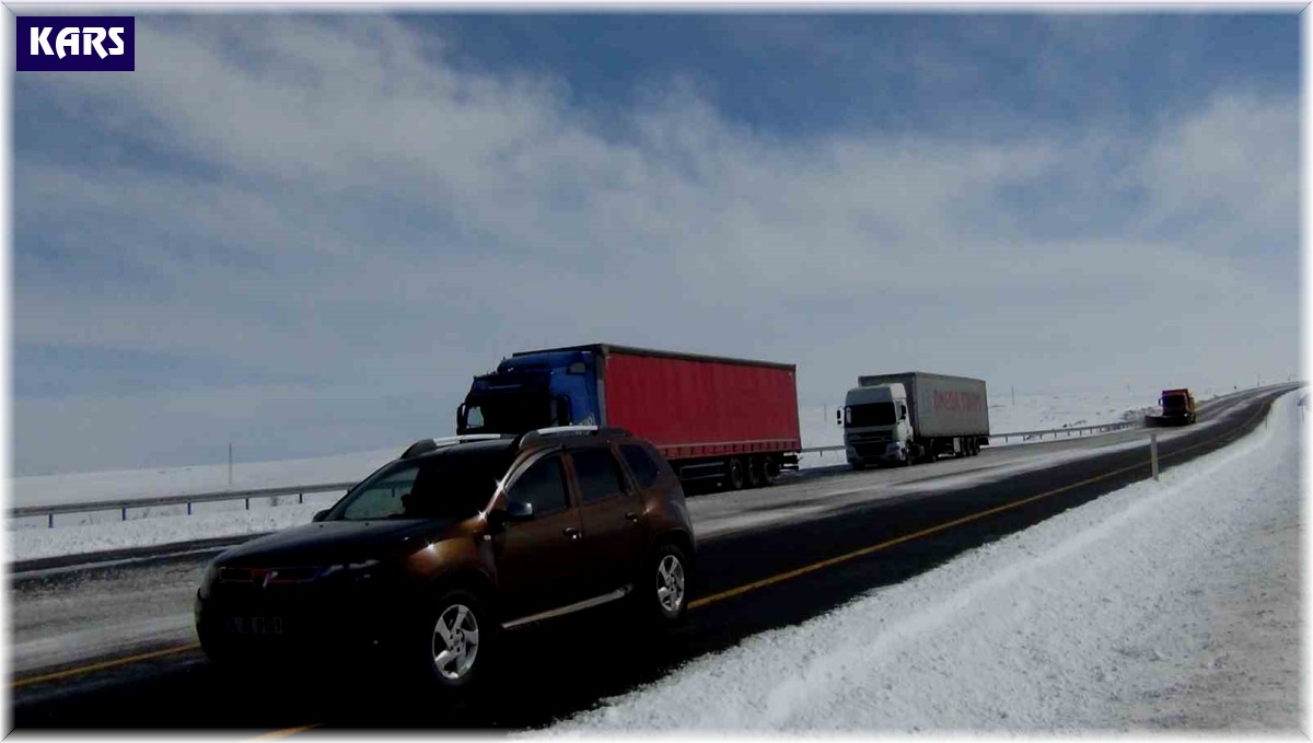 Kars'ta mahsur kalan tırlar kurtarıldı