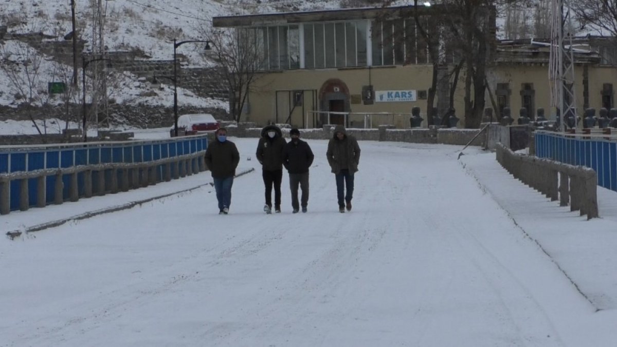 Kars'ta Mart'ın ilk gününde kar sürprizi