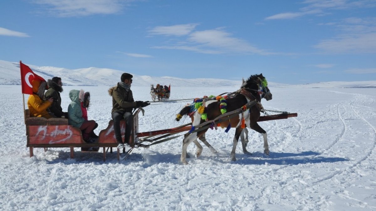 Kars'ta mavi ile beyazın büyüleyen güzelliği