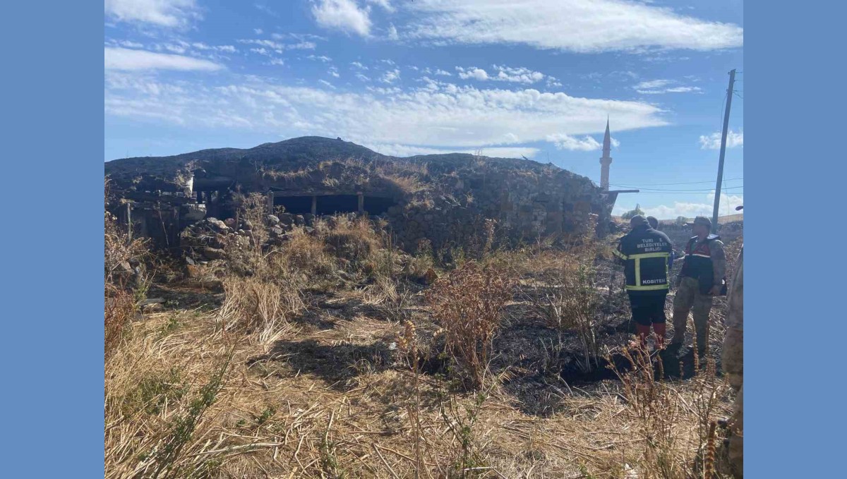 Kars'ta metruk binada yangın çıktı