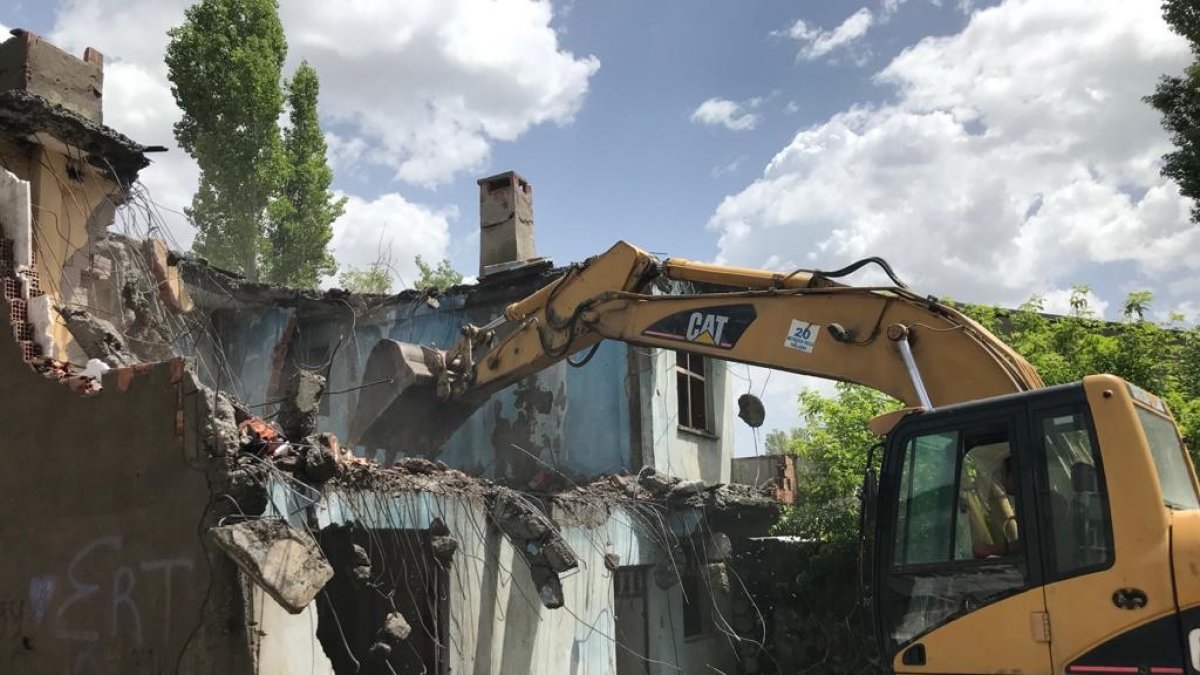 Kars'ta metruk binaların yıkımı devam ediyor