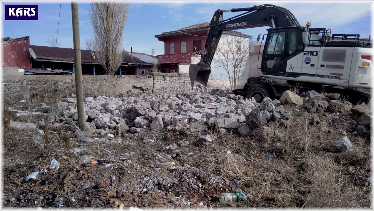 Kars'ta metruk binaların yıkımı sürüyor