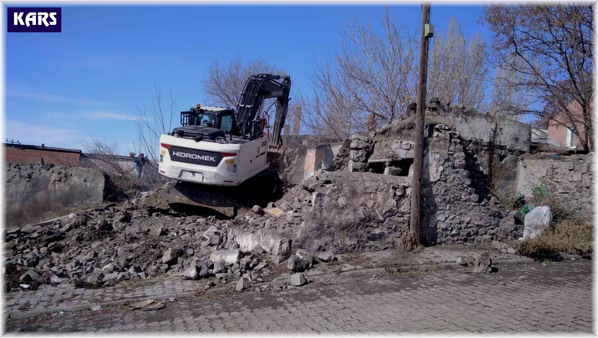 Kars'ta metruk yapıların yıkımı sürüyor