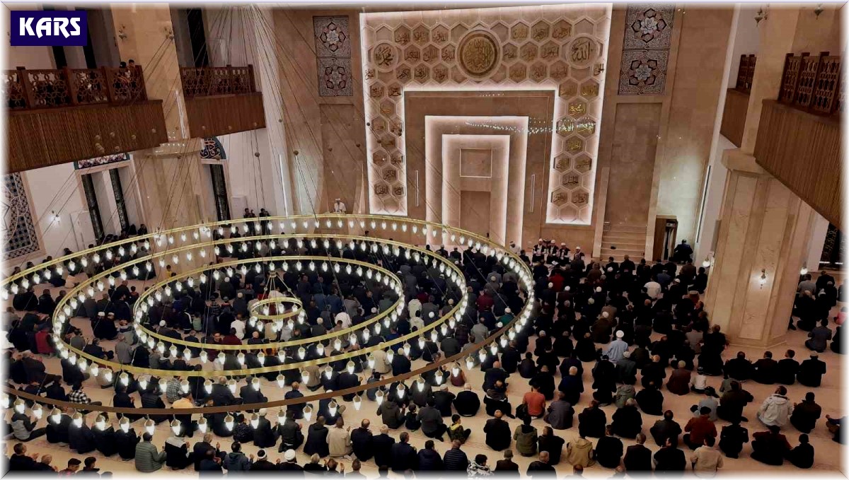 Kars'ta Mevlit Kandili'nde camiler doldu taştı