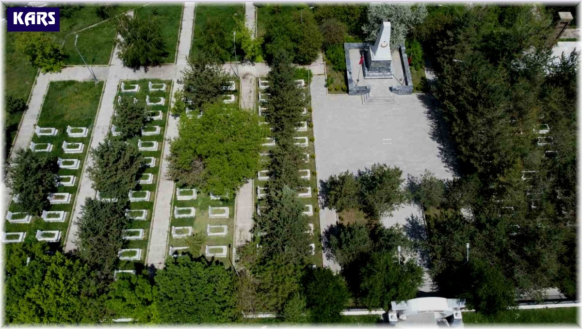 Kars'ta mezarlıklarda bayram temizliği