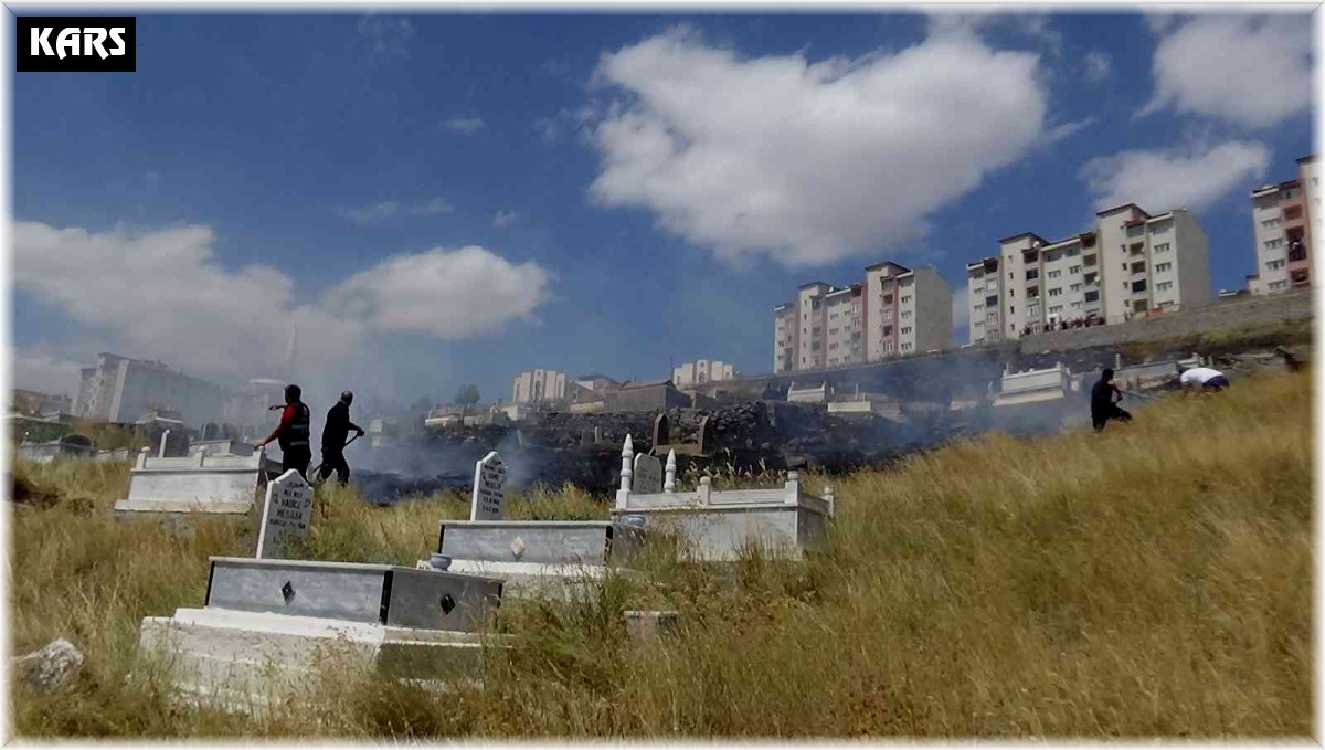 Kars'ta mezarlıkta yangın