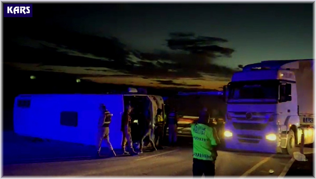 Kars'ta midibüs ile tır çarpıştı: 14 yaralı