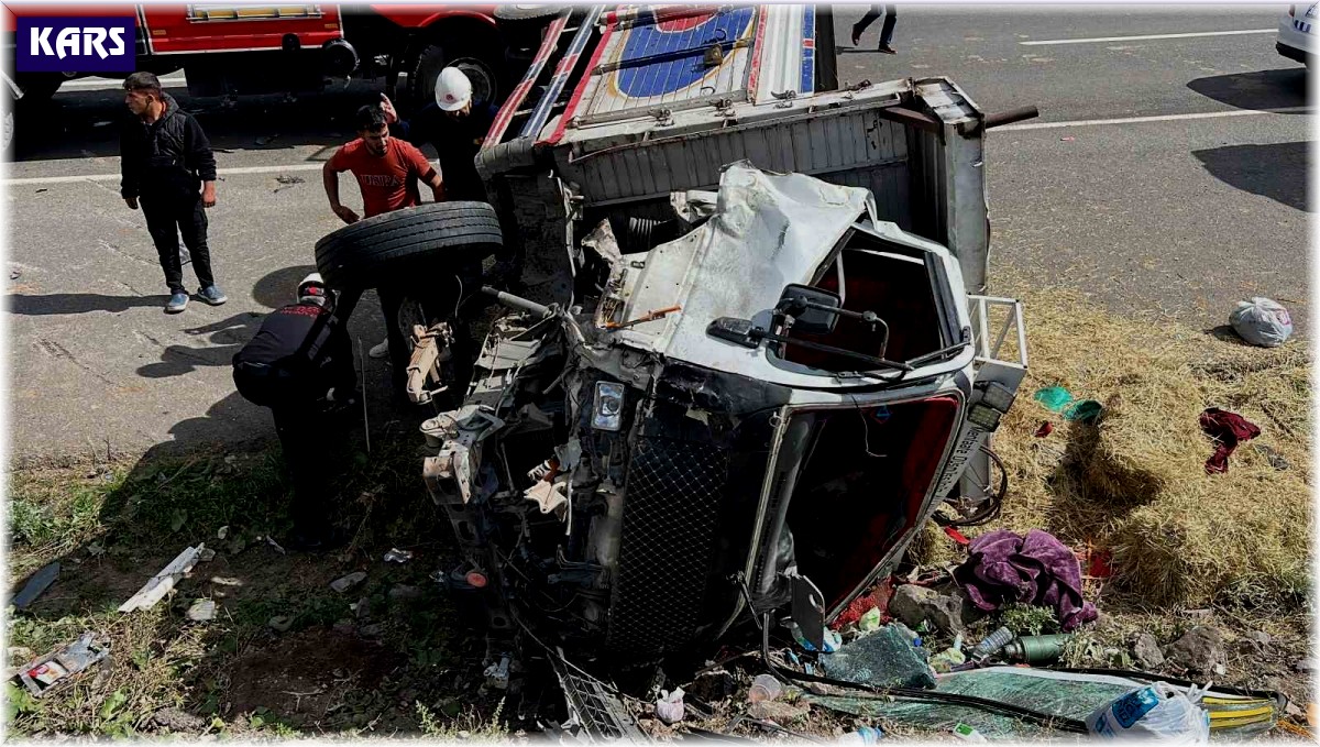 Kars'ta minibüs ile kamyon çarpıştı: 4 yaralı