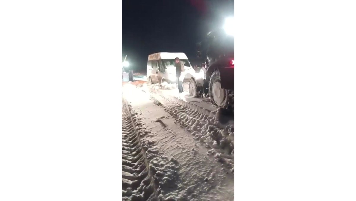 Kars'ta minibüs kara saplandı, mahsur kalan vatandaşlar kurtarıldı