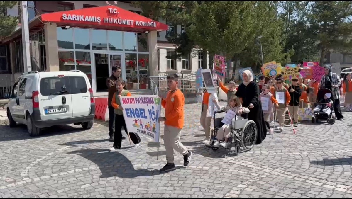 Kars'ta minik yürekler engelliler için yürüdü