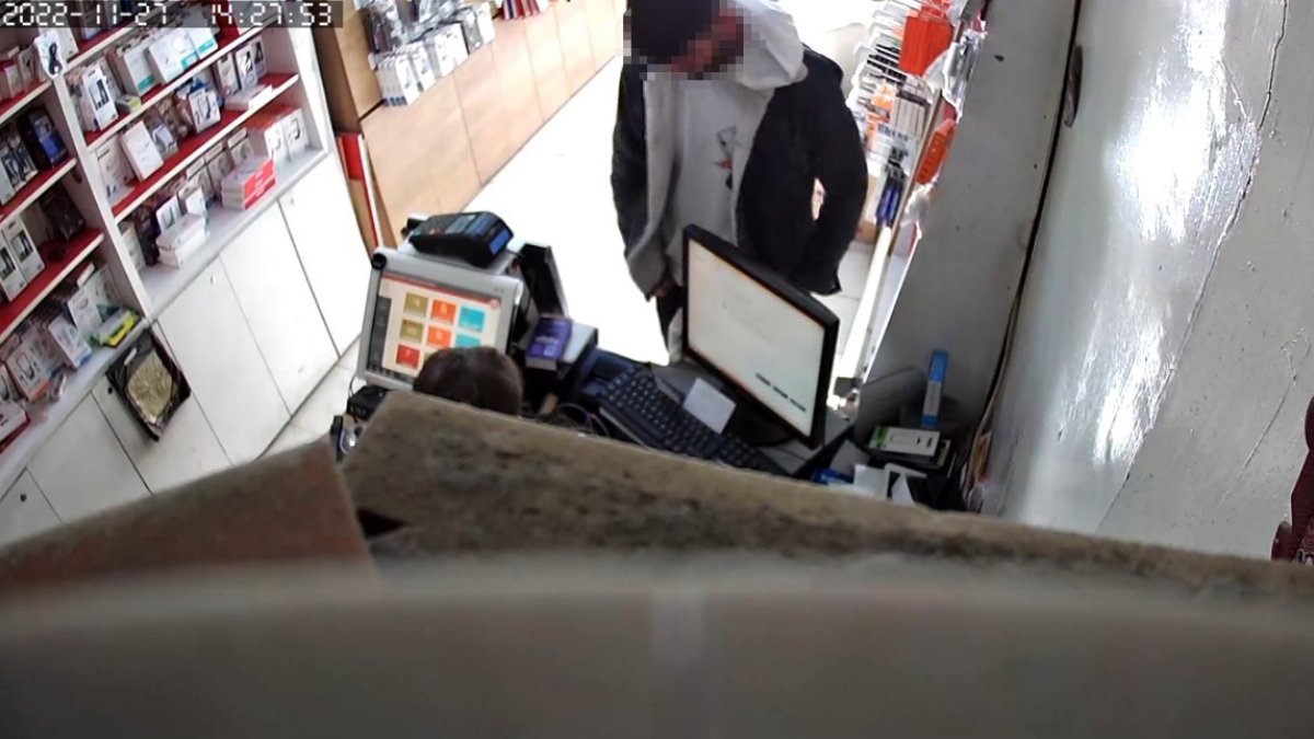 Kars'ta müşteri gibi geldi 7 bin liralık cep telefonu çaldı