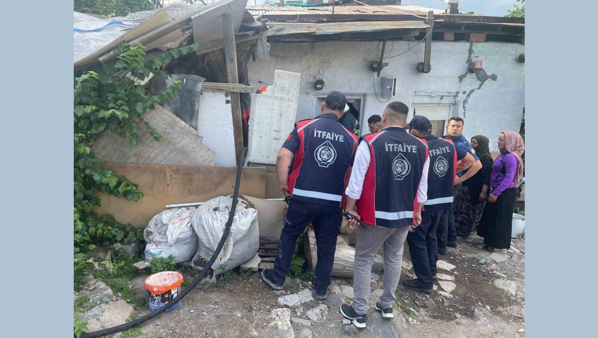 Kars'ta odunlukta çıkan yangın itfaiye ekiplerince söndürüldü