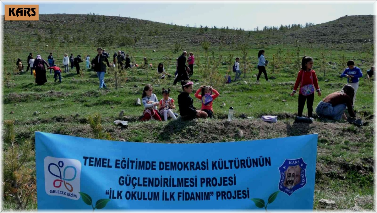 Kars'ta öğrenciler fidan dikti