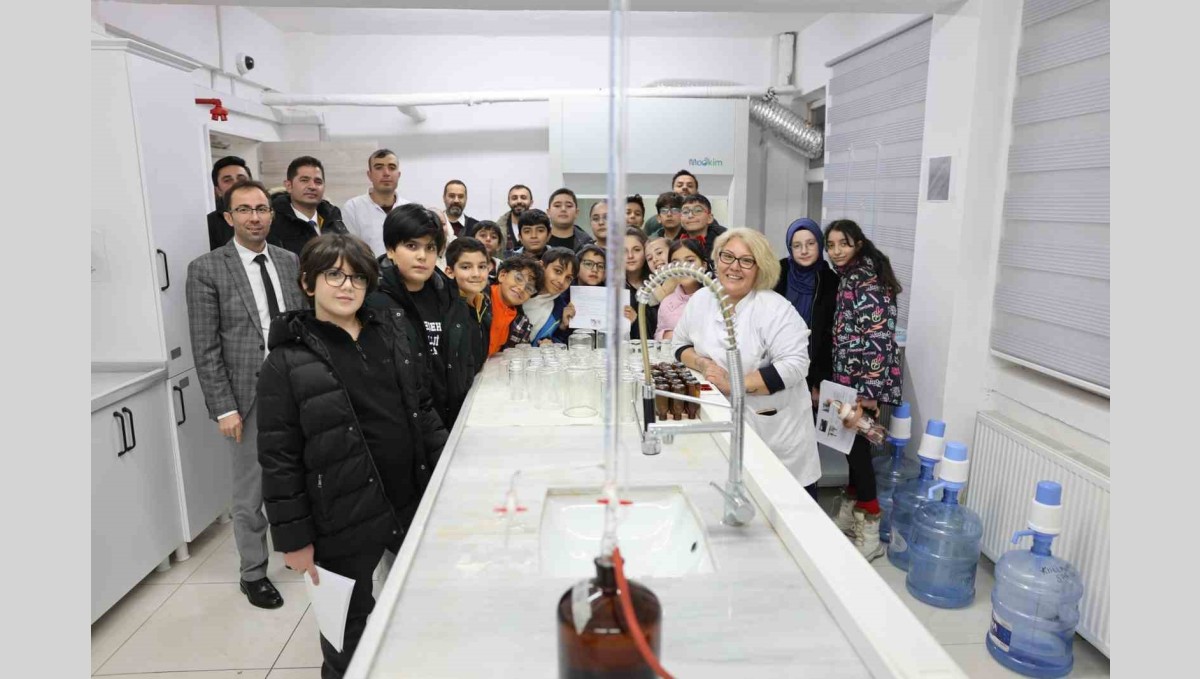 Kars'ta öğrenciler laboratuvarda analiz süreçlerini yerinde gözlemledi