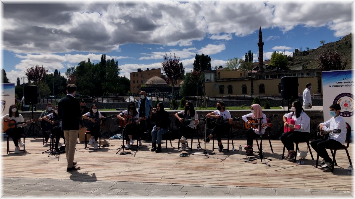Kars'ta öğrenciler mini konser verdi