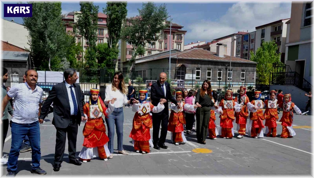 Kars'ta öğrencilerden depremzedelere destek