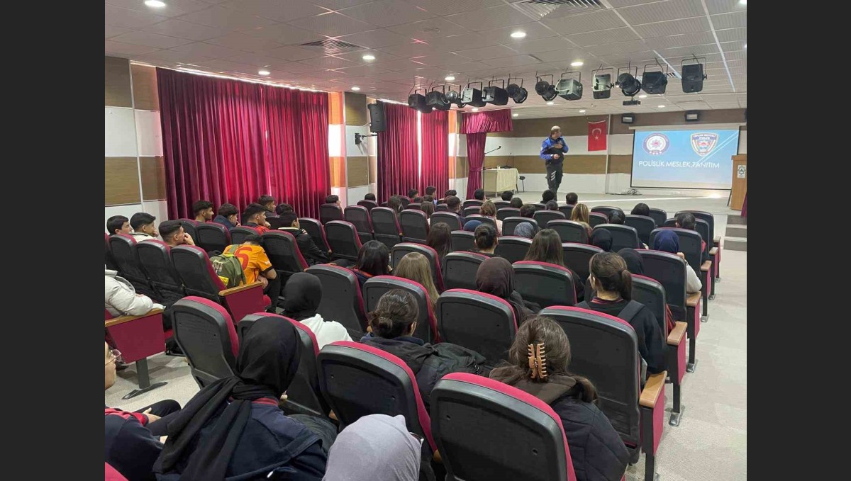 Kars'ta öğrencilere polislik mesleği anlatıldı