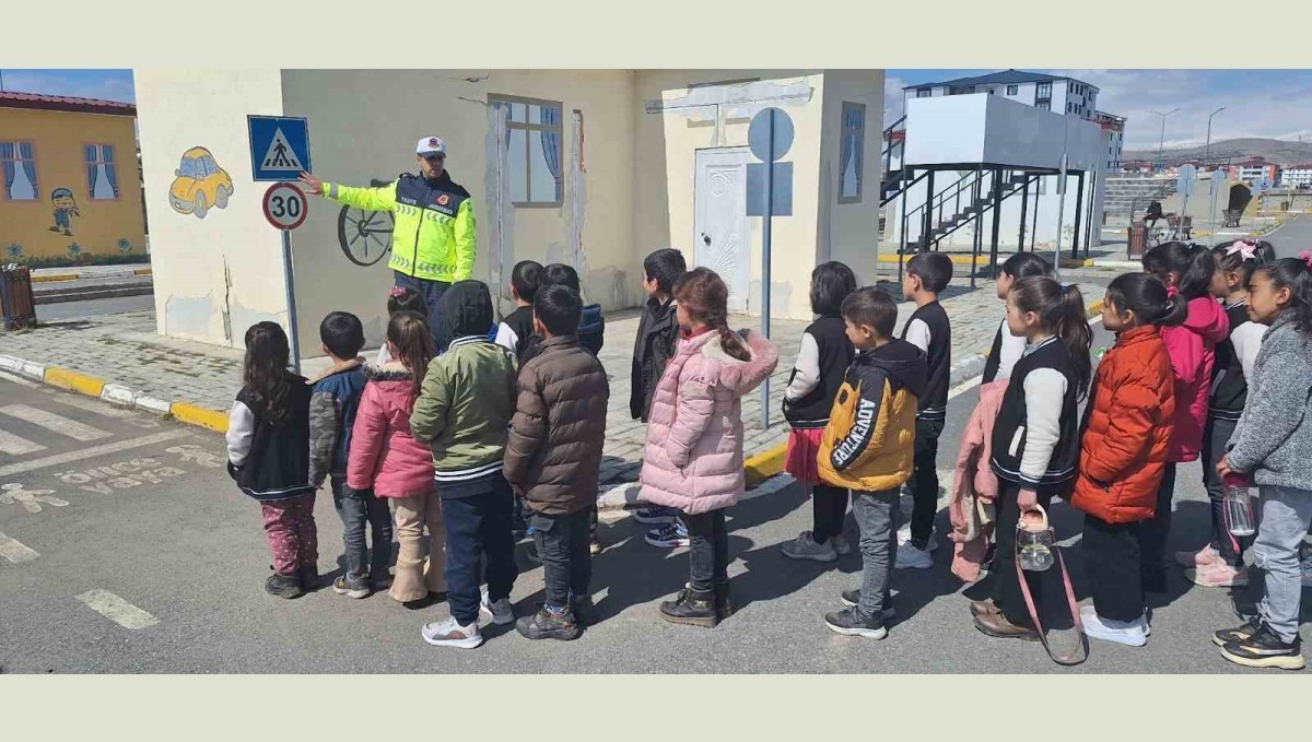 Kars'ta öğrencilere trafik eğitimi