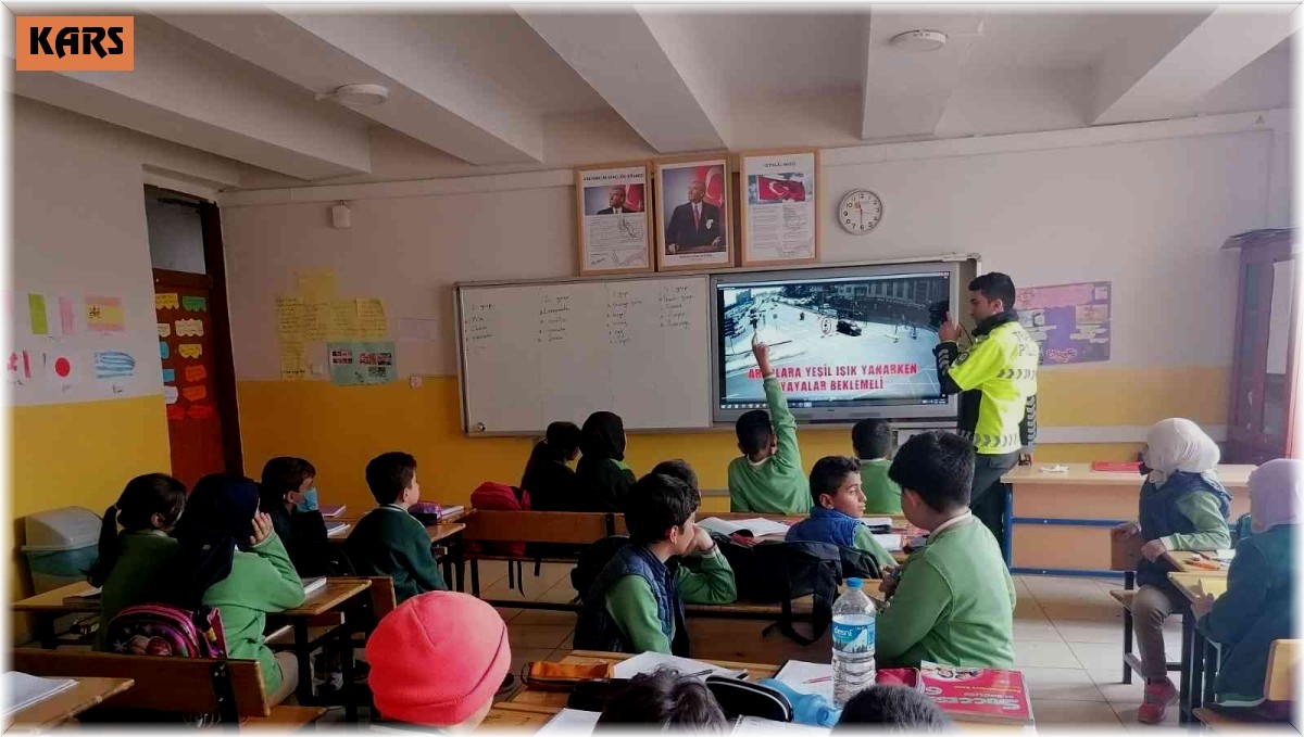 Kars'ta öğrencilere trafik kuralları anlatıldı