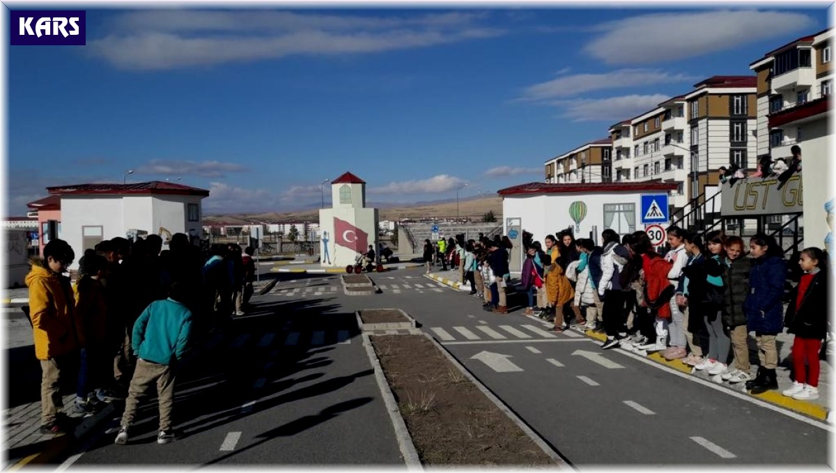 Kars'ta öğrencilere uygulamalı trafik eğitimi verildi