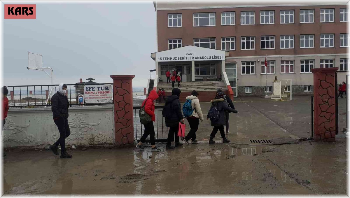 Kars'ta öğrencilerin yağmurla birlikte çamur sınavı
