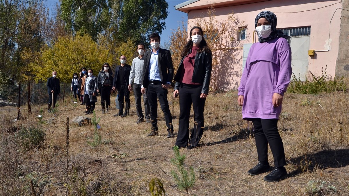 Kars'ta öğretmenler Hatay'daki orman yangınına dikkati çekmek için fidan dikti