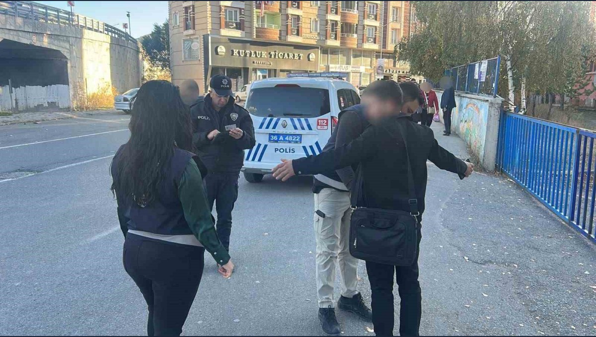 Kars'ta okul önlerinde uygulamalar sıklaştırıldı