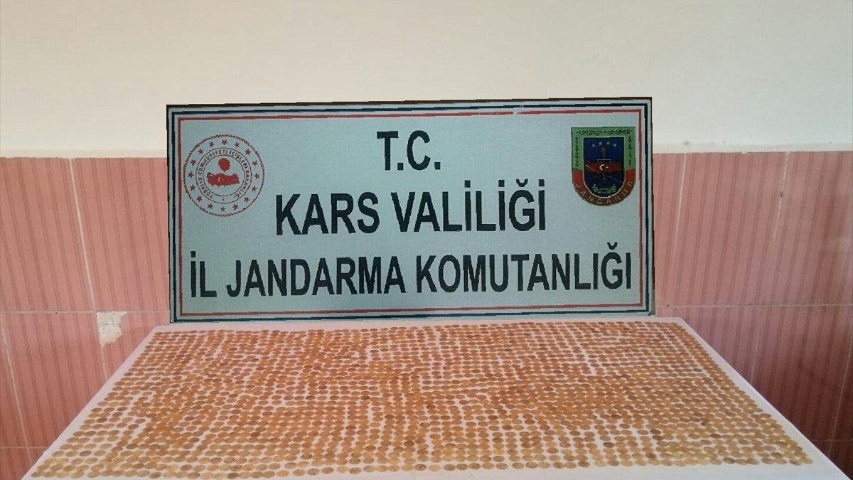 Kars'ta Osmanlı dönemine ait olduğu değerlendirilen 2 bin 5 sikke ele geçirildi