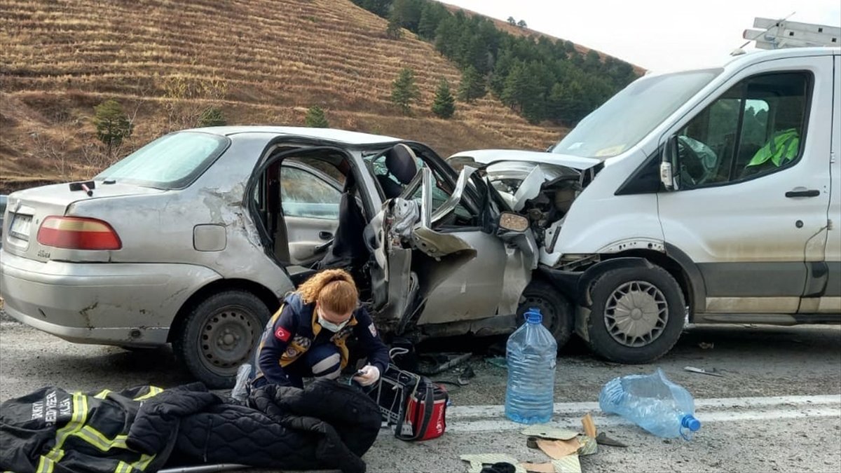 Kars'ta otomobil ile kamyonet çarpıştı: 7 yaralı