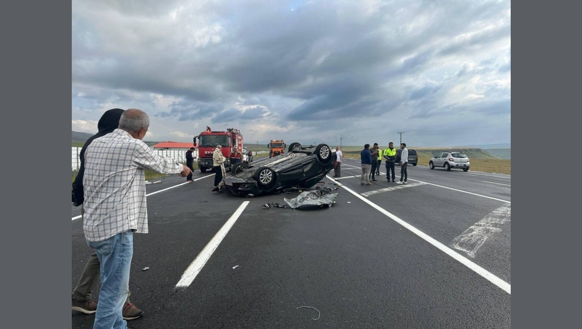 Kars'ta otomobil kamyona çarpıp takla attı