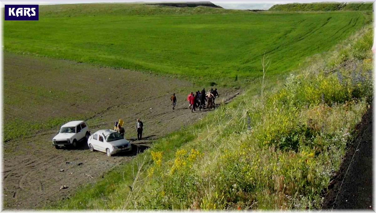 Kars'ta otomobil şarampole uçtu: 2 yaralı