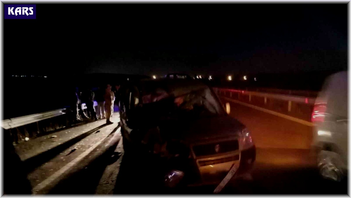 Kars'ta otomobil traktöre çarptı: 2 yaralı